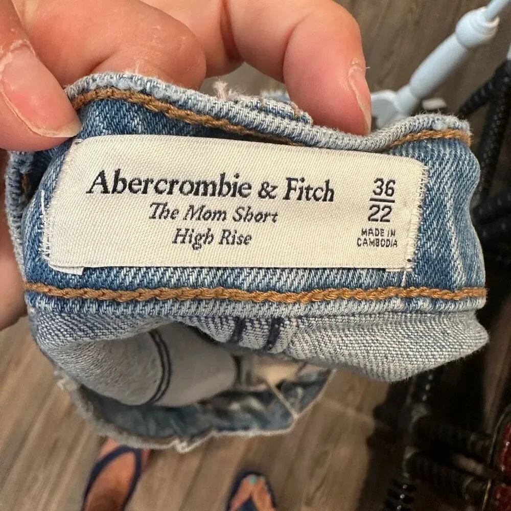 Abercrombie and Fitch, the Mom short size 22